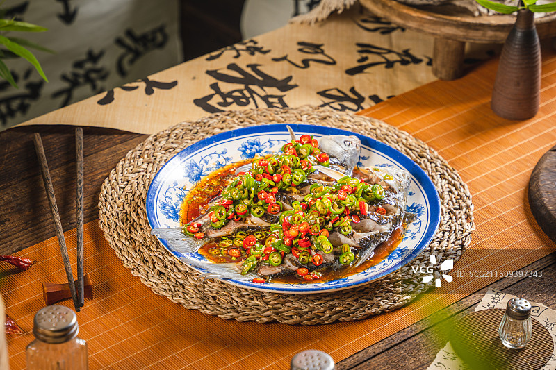 中式农家窗边餐桌上的凉拌鲫鱼  冷吃鲫鱼 凉拌鲫鱼 香辣鲫鱼 麻辣鲫鱼 鲫鱼 风味鲫鱼 热拌鲫鱼 葱图片素材