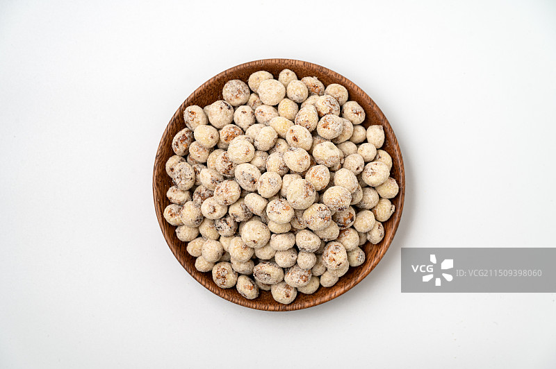 用木碟子装着的一盘去皮油莎豆图片素材