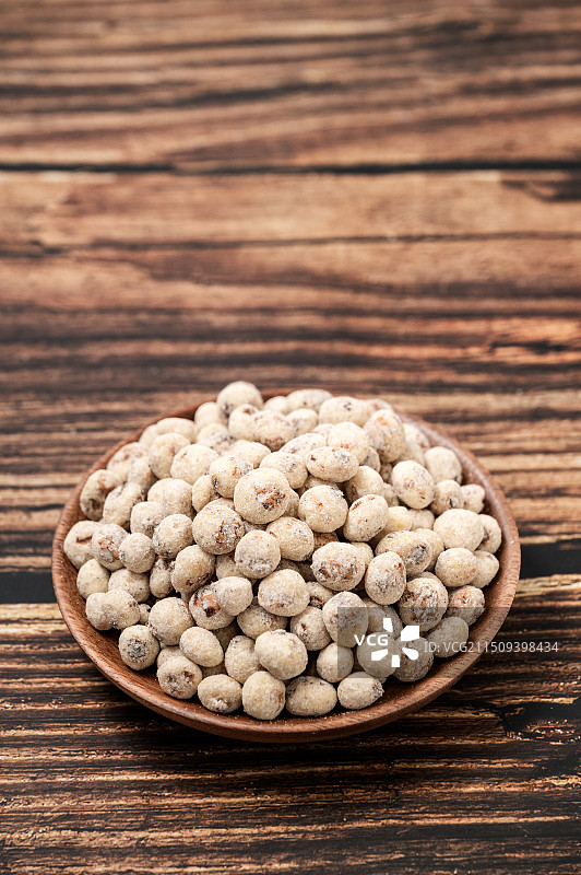 一碟放在桌面的新疆去皮油莎豆图片素材