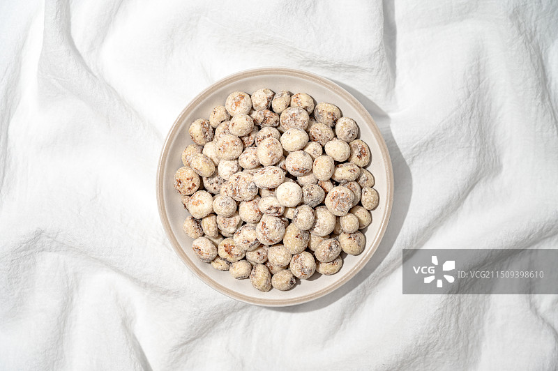 一小碟去皮的油莎豆图片素材