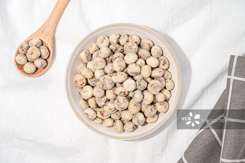 一小碟去皮的油莎豆图片素材