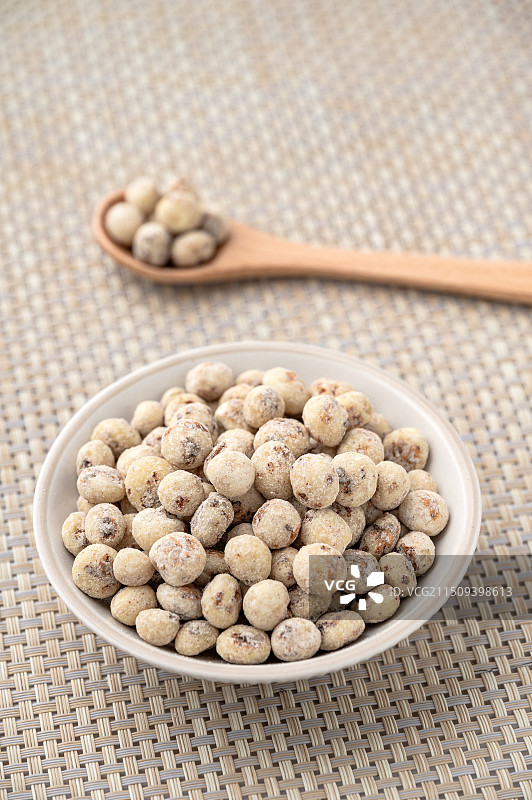 一小碟去皮的油莎豆图片素材