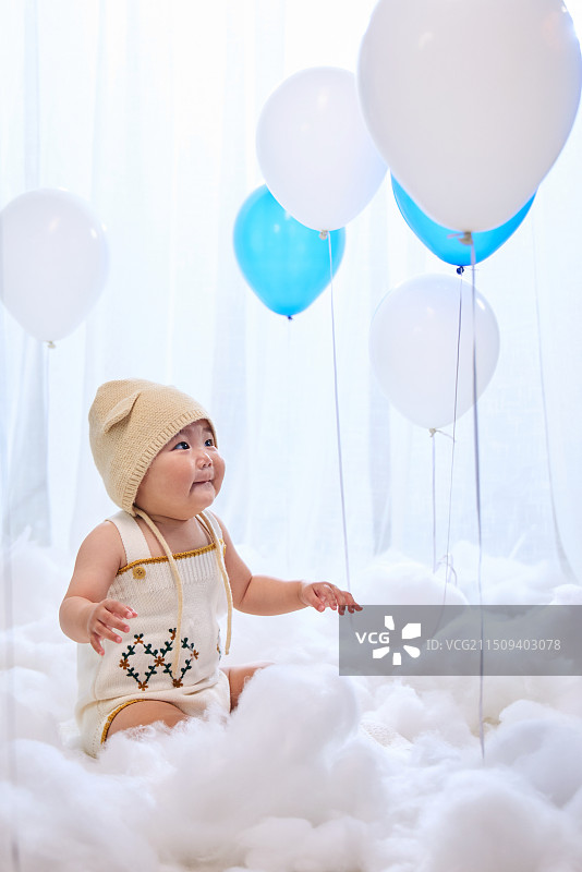 一位亚洲华裔可爱宝宝图片素材