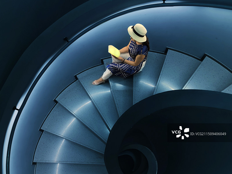 成都美术馆旋转的曲线美图片素材