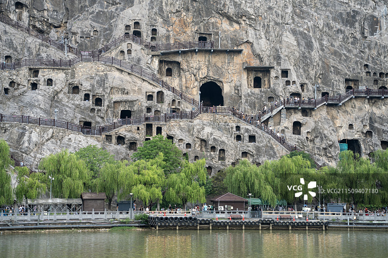 中国河南洛阳世界文化遗产龙门石窟伊河边西山崖壁图片素材