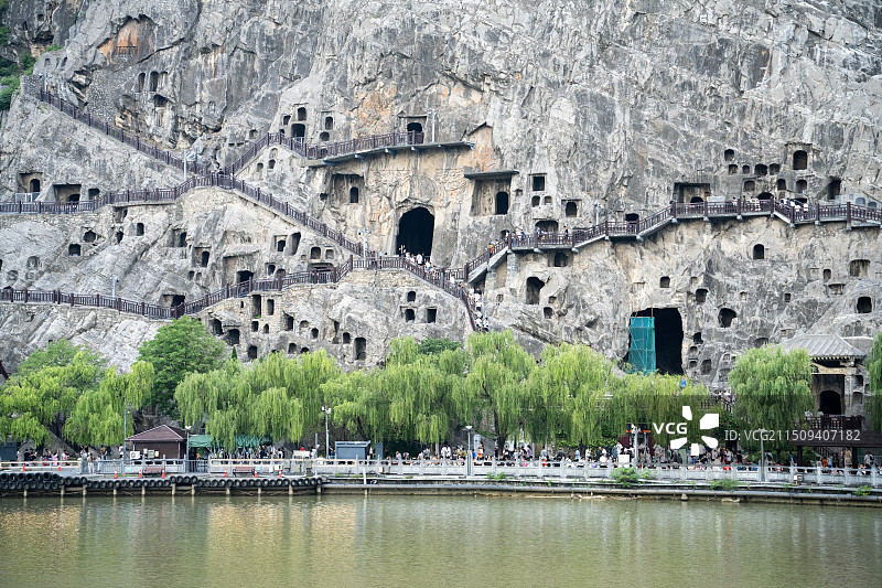 中国河南洛阳世界文化遗产龙门石窟伊河边西山崖壁图片素材