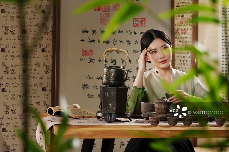 茶室里一位中国古典女人图片素材