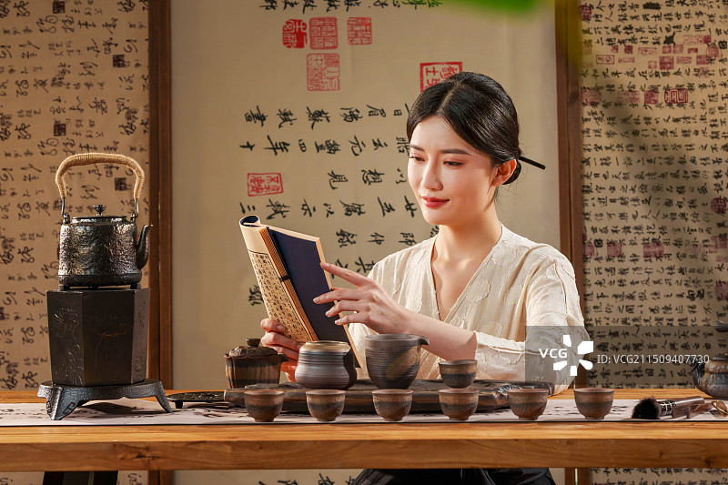 茶室里一位中国古典式女人看书图片素材
