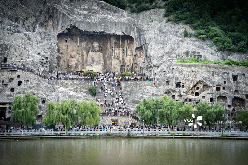中国河南洛阳世界文化遗产龙门石窟卢舍那大佛图片素材