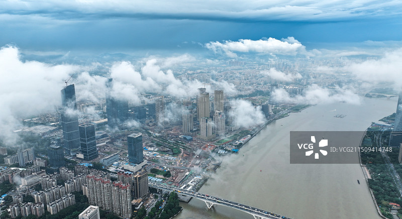 航拍广州城市风光 建设中的金融城和琶洲大桥图片素材