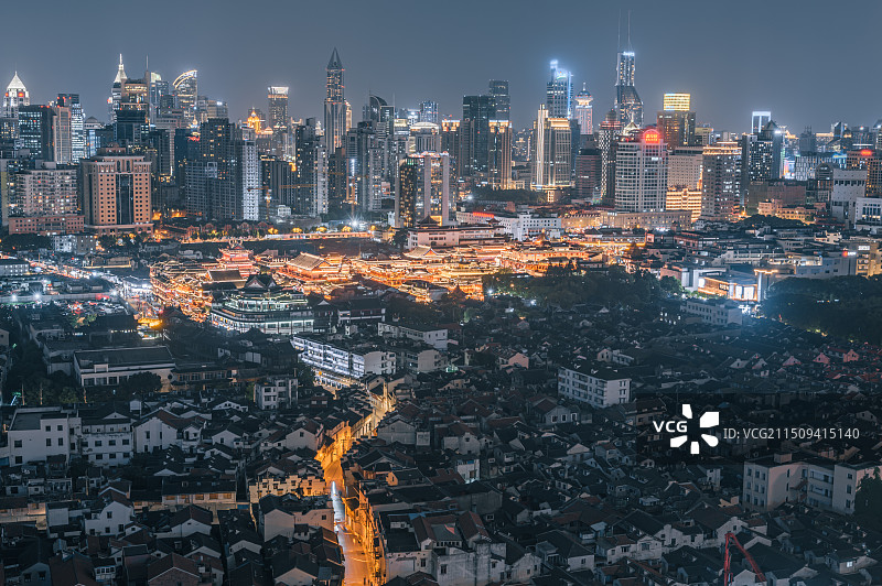 上海，黄浦区，老城厢、城隍庙和城市天际线，夜景图片素材