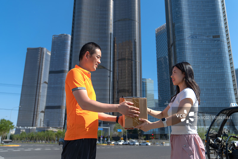 户外青年男人为客户送快递图片素材