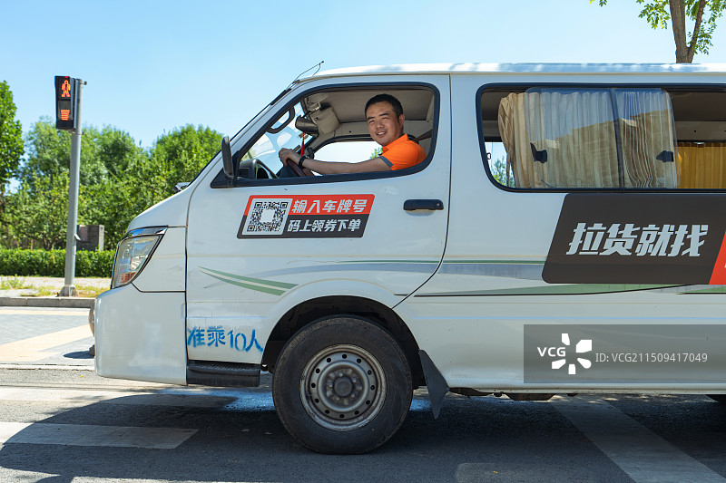 开面包车送货的青年男人图片素材