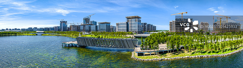 上海临港滴水湖景观桥 F港桥 蓝云港 回廊桥 蓝藻桥 设计灵感源自古代藻井木格栅 湿地公园艺术建筑图片素材