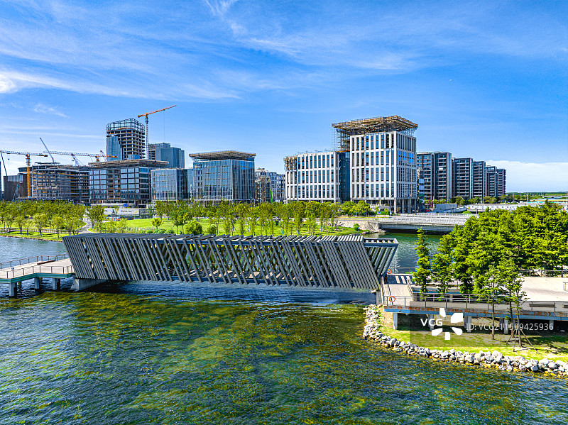 上海临港滴水湖景观桥 F港桥 蓝云港 回廊桥 蓝藻桥 设计灵感源自古代藻井木格栅 湿地公园艺术建筑图片素材