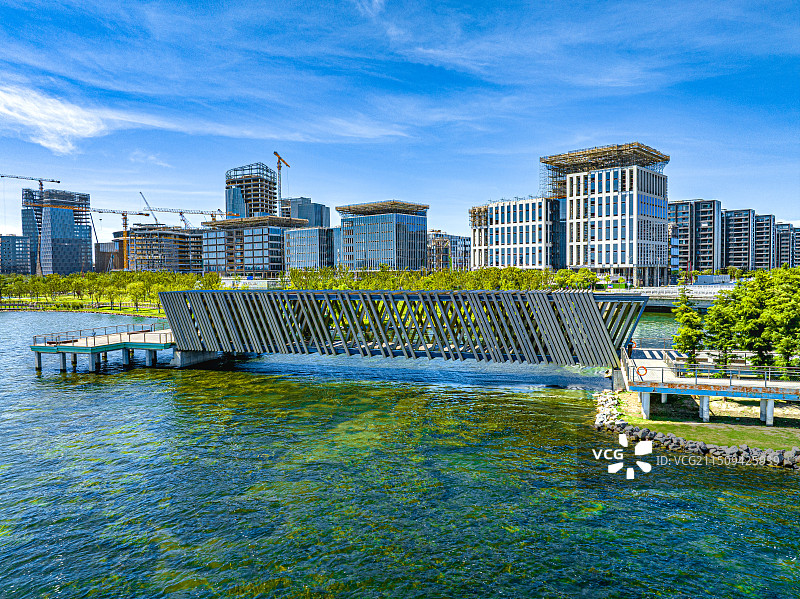上海临港滴水湖景观桥 F港桥 蓝云港 回廊桥 蓝藻桥 设计灵感源自古代藻井木格栅 湿地公园艺术建筑图片素材