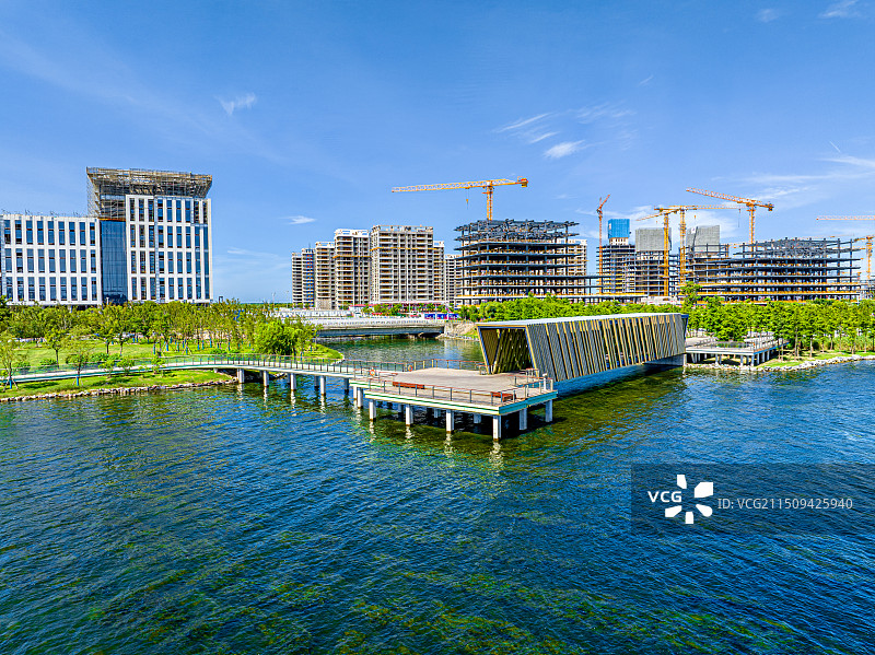 上海临港滴水湖景观桥 F港桥 蓝云港 回廊桥 蓝藻桥 设计灵感源自古代藻井木格栅 湿地公园艺术建筑图片素材