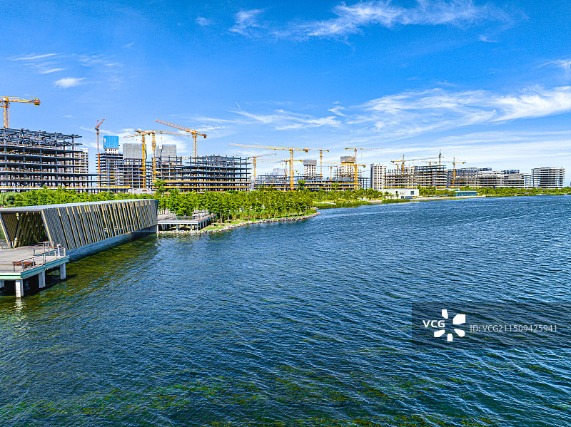 上海临港滴水湖景观桥 F港桥 蓝云港 回廊桥 蓝藻桥 设计灵感源自古代藻井木格栅 湿地公园艺术建筑图片素材