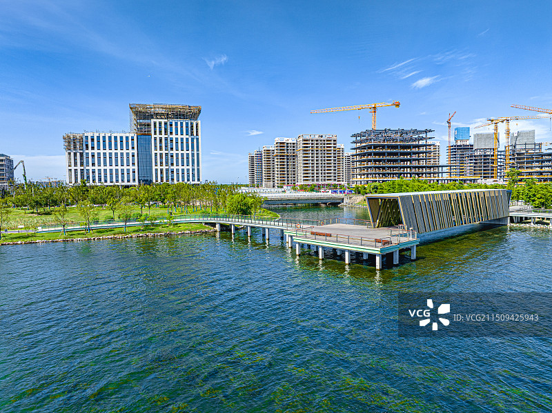 上海临港滴水湖景观桥 F港桥 蓝云港 回廊桥 蓝藻桥 设计灵感源自古代藻井木格栅 湿地公园艺术建筑图片素材