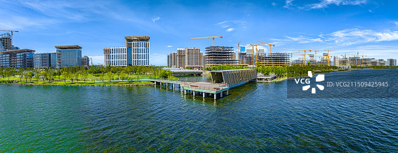 上海临港滴水湖景观桥 F港桥 蓝云港 回廊桥 蓝藻桥 设计灵感源自古代藻井木格栅 湿地公园艺术建筑图片素材