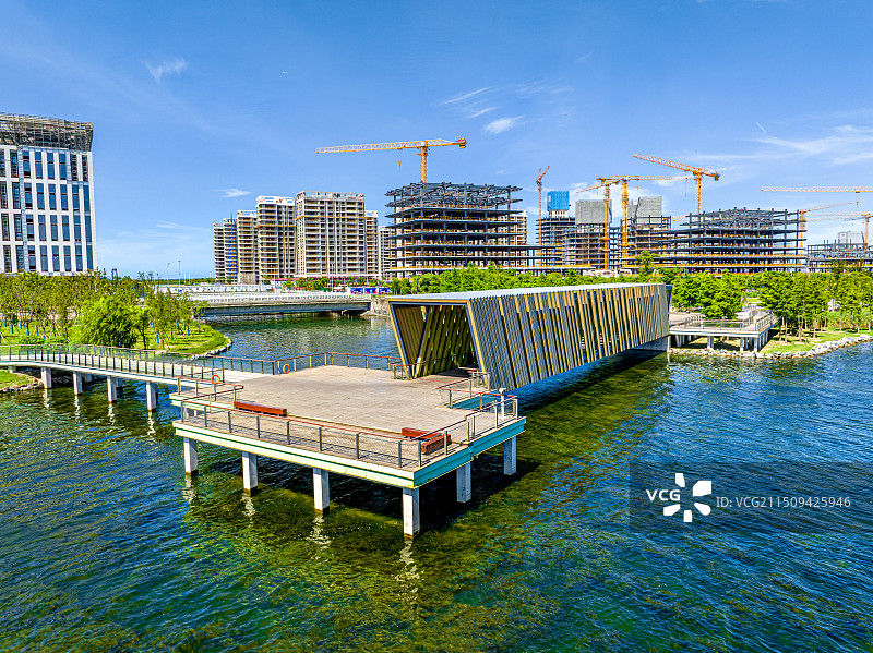 上海临港滴水湖景观桥 F港桥 蓝云港 回廊桥 蓝藻桥 设计灵感源自古代藻井木格栅 湿地公园艺术建筑图片素材