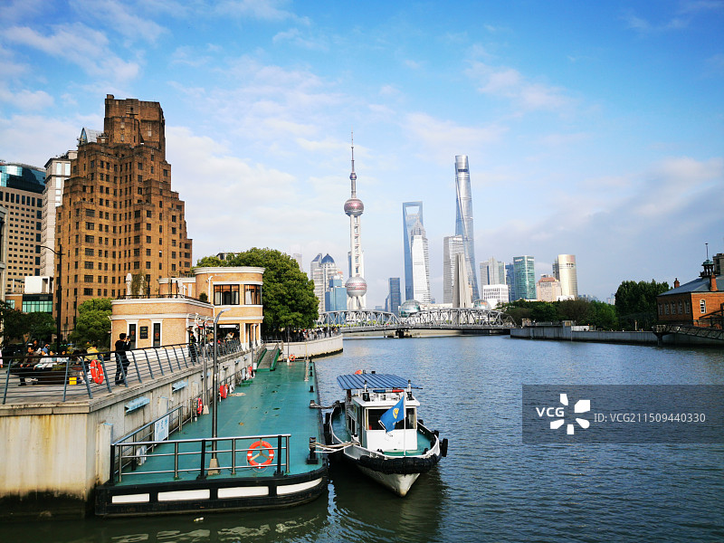 北外滩方向远眺浦东陆家嘴图片素材