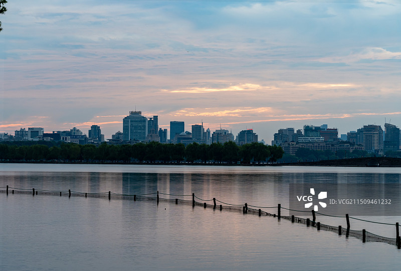 杭州西湖夏日清晨城市天际线图片素材