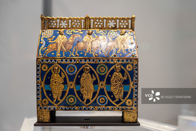 阿联酋阿布扎比卢浮宫重要文物藏品13世纪法国利摩日的圣物箱图片素材
