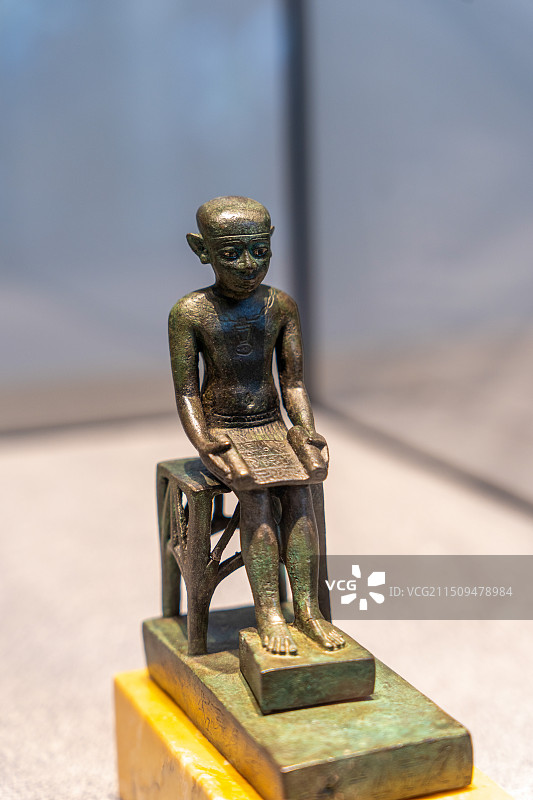 阿联酋阿布扎比卢浮宫重要文物藏品——公元前7-前4世纪古埃及书记员铜合金雕像图片素材