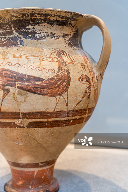 阿联酋阿布扎比卢浮宫重要文物藏品——公元前14-12世纪塞浦路斯拉纳卡地区的陶瓶图片素材