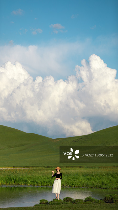 站在草地上的美人图片素材