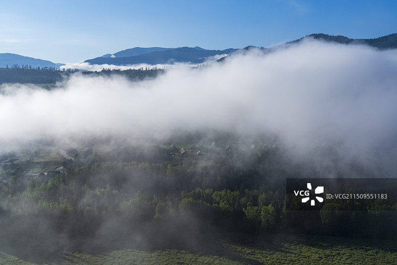 新疆阿勒泰禾木村清晨晨雾风光图片素材
