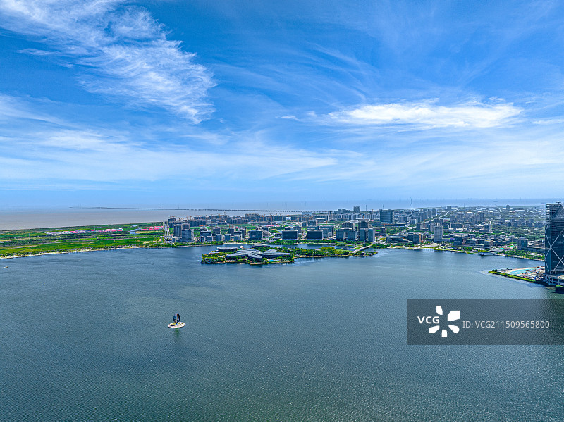 上海临港滴水湖南岛公园 滴水湖洲际酒店 花朵形状的建筑 橙和港科创总部湾 临港新城提升文旅功能图片素材