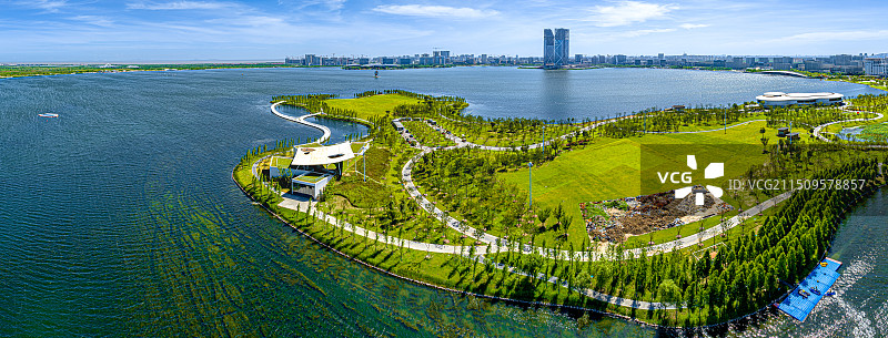上海临港 滴水湖北岛沿湖步道 樱花岛 海绵城市湿地公园 打造宜居宜业生态环境优美的产业新城市图片素材