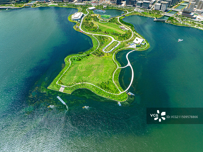 上海临港 滴水湖北岛沿湖步道 樱花岛 海绵城市湿地公园 打造宜居宜业生态环境优美的产业新城市图片素材