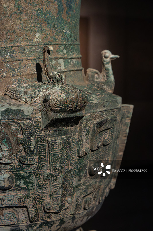 四川省德阳市广汉市三星堆博物馆三星堆大型青铜器三星堆青铜尊图片素材