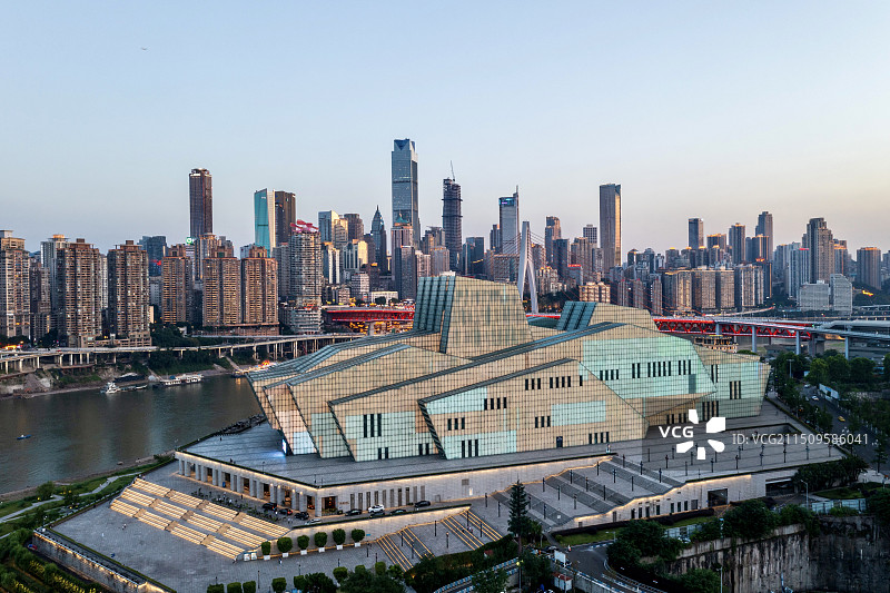 重庆江北嘴大剧院夜景图片素材