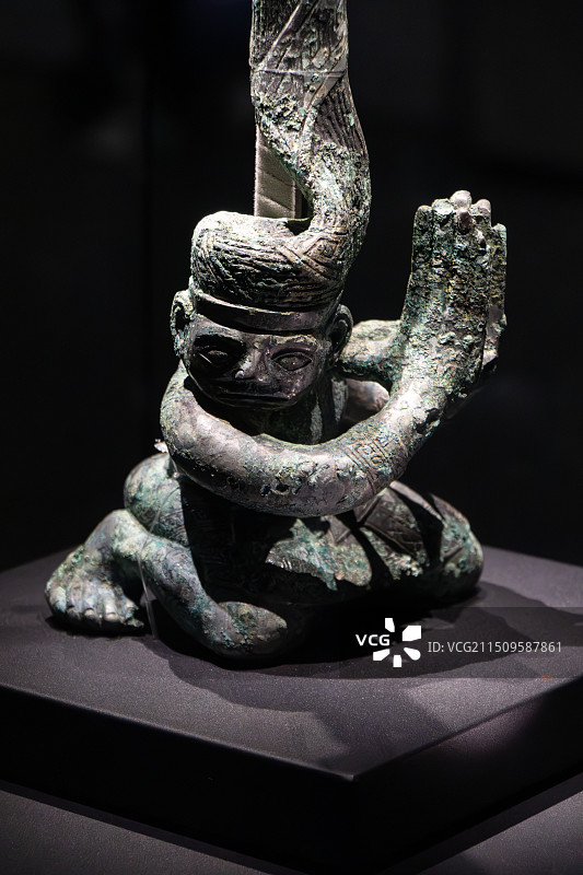 四川省德阳市广汉市三星堆博物馆三星堆半跪坐立人青铜器图片素材