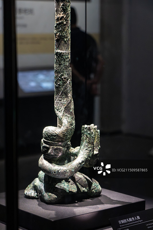 四川省德阳市广汉市三星堆博物馆三星堆半跪坐立人青铜器图片素材