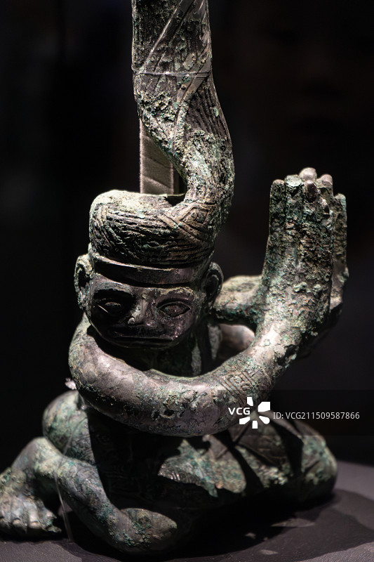 四川省德阳市广汉市三星堆博物馆三星堆半跪坐立人青铜器图片素材