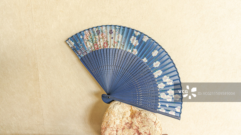 深蓝色复古丝绸扇子/折扇图片素材