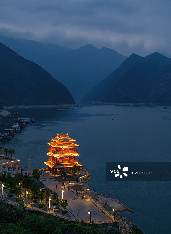 傍晚长江边的巴东亲水广场镇江阁亮灯图片素材