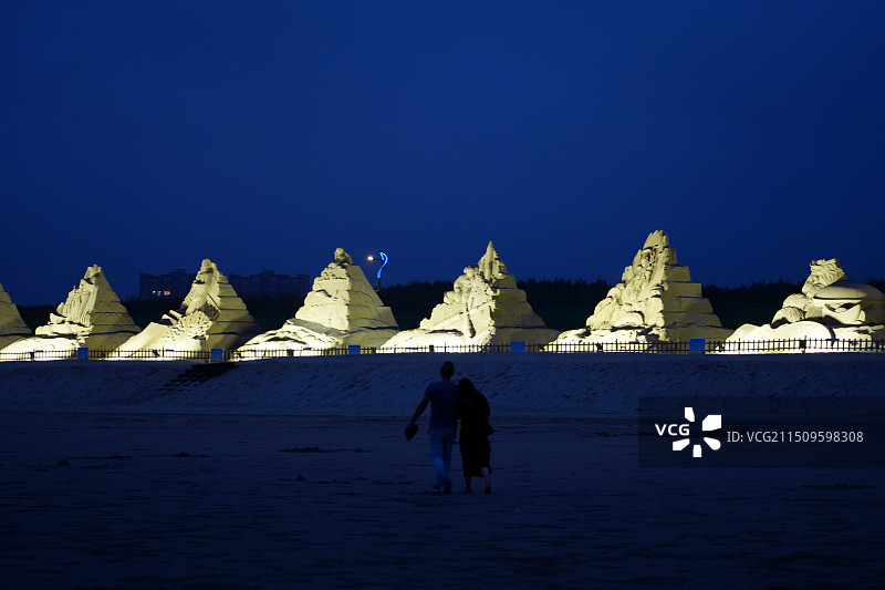 长乐下沙海滩沙雕和路过情侣图片素材