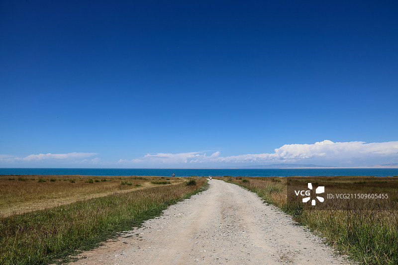 青海湖边的道路图片素材