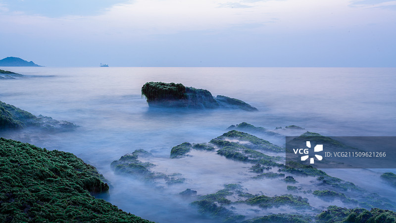 清晨中的海滩——惠东盐州岛图片素材