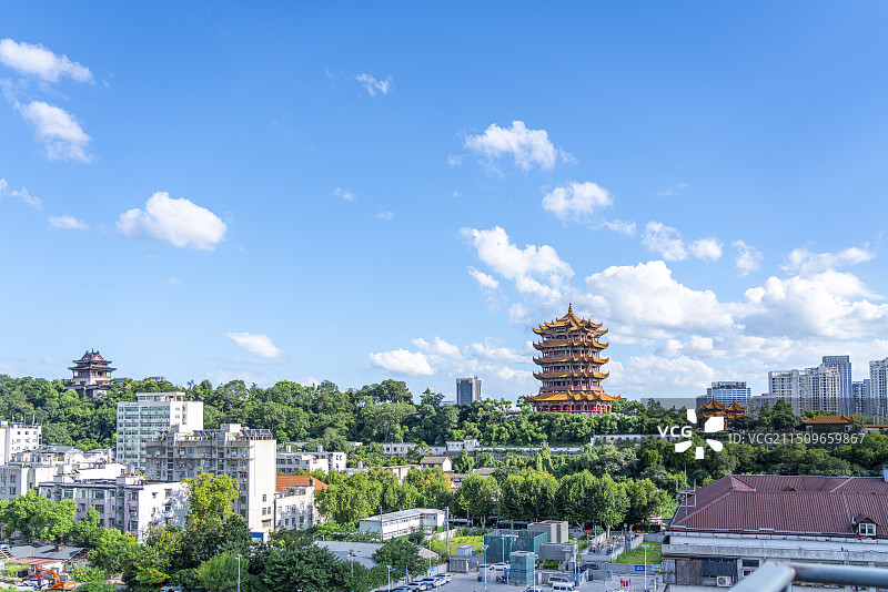 夏季湖北武汉黄鹤楼晴朗白昼蓝天白云天空背景，城市宣传广告海报图片素材