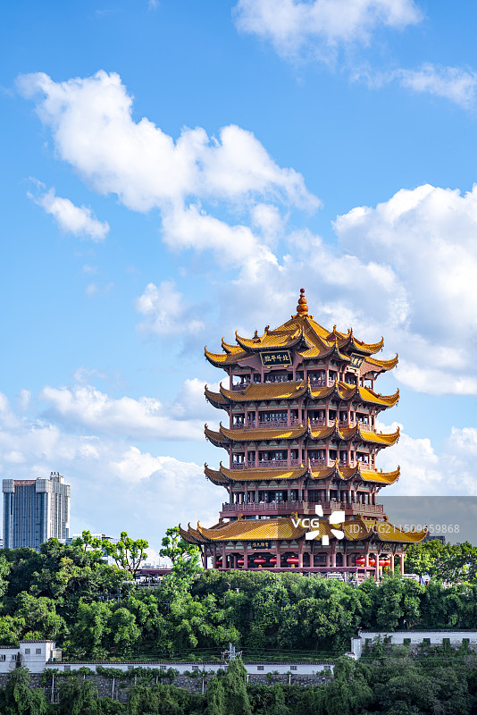 夏季湖北武汉黄鹤楼晴朗白昼蓝天白云天空背景，城市宣传广告海报图片素材