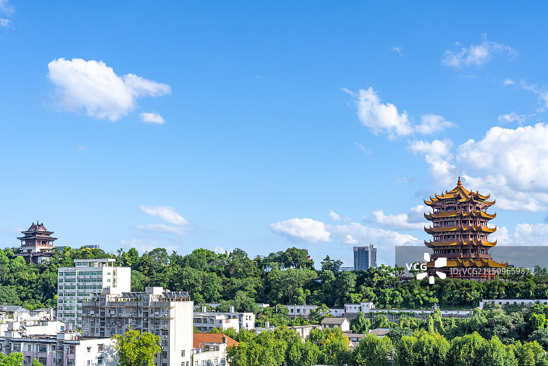 夏季湖北武汉黄鹤楼晴朗白昼蓝天白云天空背景，城市宣传广告海报图片素材