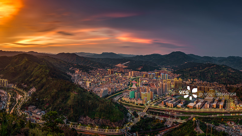 凉山州会东县城区夜景与晚霞图片素材