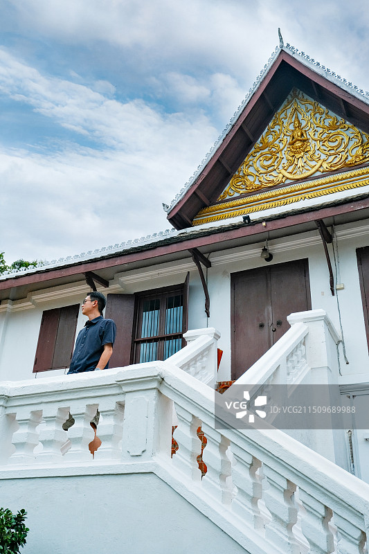 老挝琅勃拉邦 在普西山山脚下的寺院门前的男子图片素材